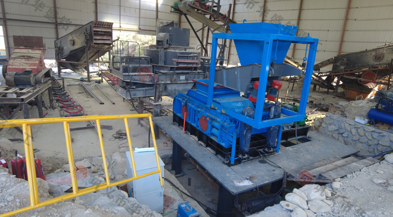 投資一臺(tái)瓜米石制砂的液壓對(duì)輥破碎機(jī)多少錢(qián)？