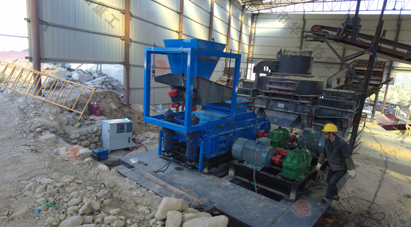 華盛銘1212型全液壓對輥制砂機一臺多少錢？