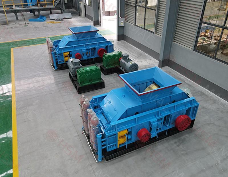 石榴石礦對輥破碎機車間實拍