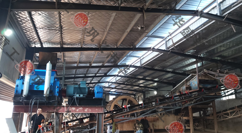 液壓對輥制砂機(jī)安裝現(xiàn)場